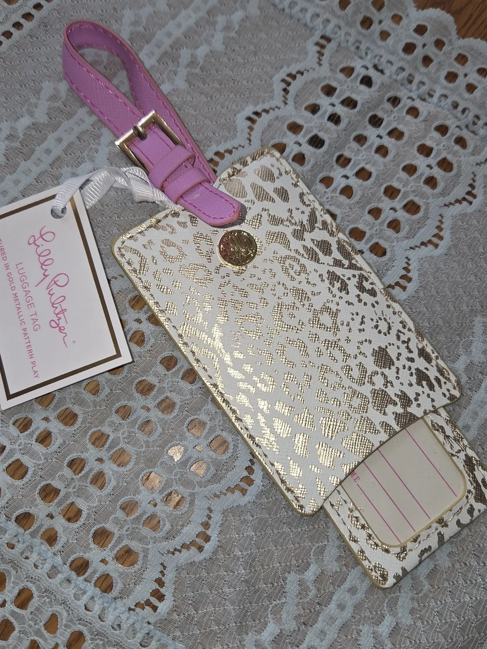 New,Lilly Pulitzer Gold Metallic Pattern White Luggage Tag with Pink Strap. GGCP